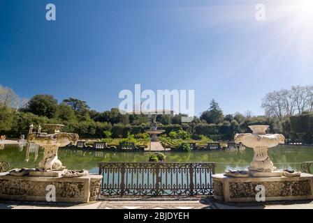 Sonnige Sicht auf den Inselbrunnen (Vasca dell`Isola), Boboli-Gärten, Florenz, Toskana, Italien. UNESCO-Weltkulturerbe. Stockfoto